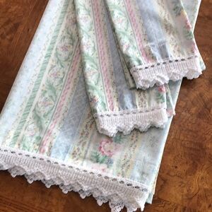 Vintage Floral Queen Flat Sheet with pillowcases and crochet trim